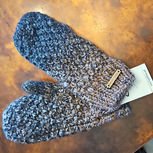 Sweet turns mittens - Picture 1 of 12
